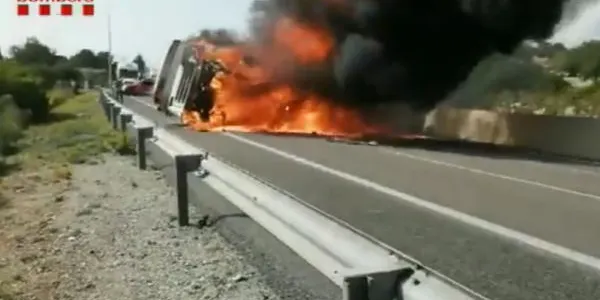 Un accident a l'AP-7 en sentit nord obliga a tallar l'autopista a l'altura de Creixell