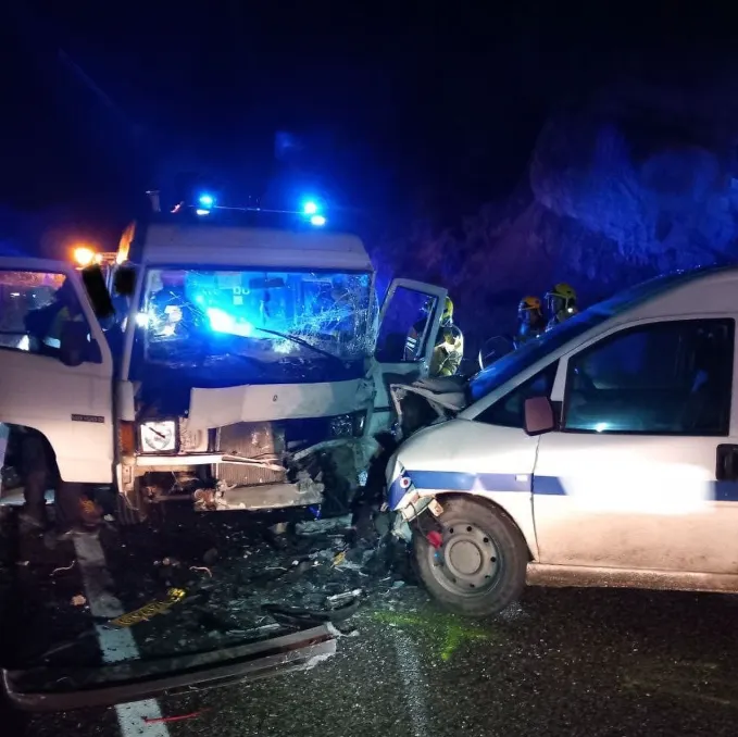 Tres persones ferides en un xoc frontal entre dues furgonetes a la C-462, la carretera de la Llosa del Cavall
