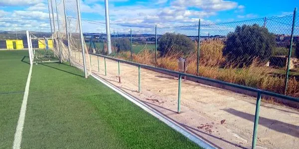 Es renoven les reixetes de drenatge de l’estadi municipal Joan Pijuan