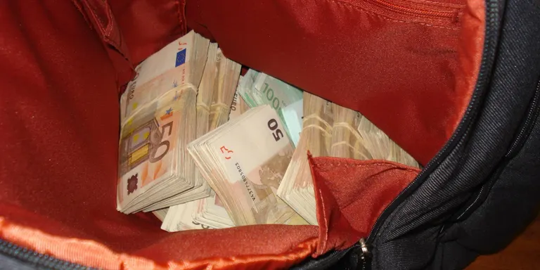 La Guàrdia Civil intervé a la duana de la Farga de Moles més de 185.000 euros