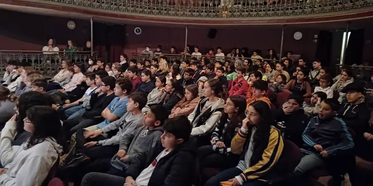 Els alumnes de Valls assisteixen al Teatre Principal per tractar el consum de substàncies addictives