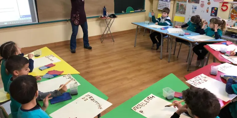 El Col·legi Mare de Déu del Socós celebra el dia mundial de l'escriptura amb un taller de cal·ligrafia
