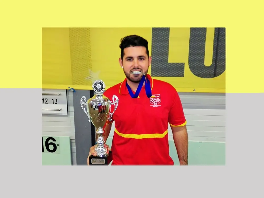 Sergi Rodríguez amb la medalla i la copa de l'èxit assolit a Holanda / Foto: UPLTR