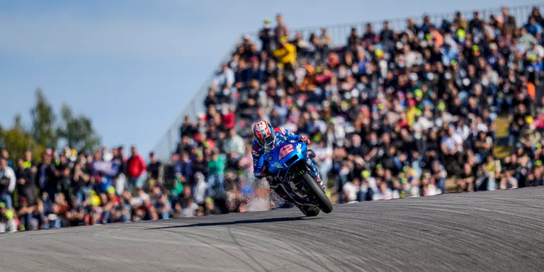 Joan Mir fa segon i Àlex Márquez queda a les portes del podi
