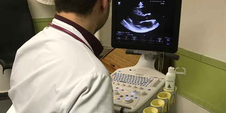 Cardiòlegs de Sant Joan de Déu atenen infants al Sant Hospital per evitar desplaçaments