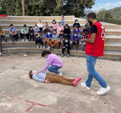 Creu Roja imparteix formació en primers auxilis a 900 escolars de Caldes