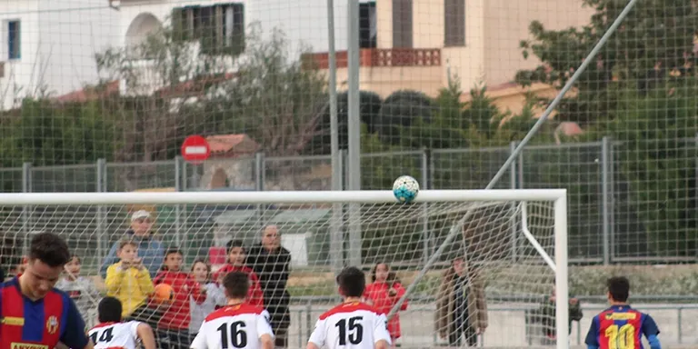 Un penal a l'estil 'Panenka' salva el Rubí