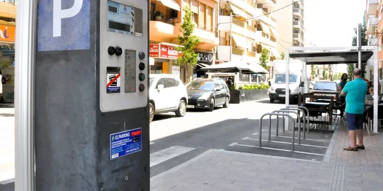 Es deixen de vendre les targetes de zona blava per a residents
