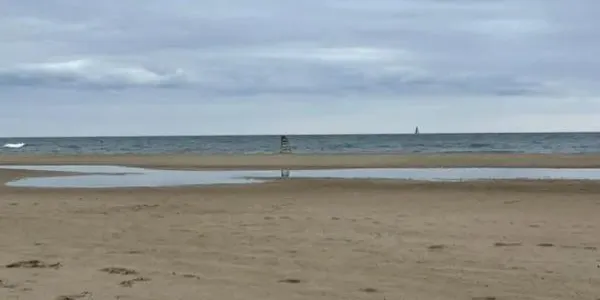 La pluja torna a dibuixar llacunes a la platja de la Paella de Torredembarra