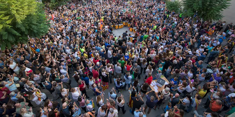 Centenars de persones surten al carrer en l’aturada del 3 d’octubre
