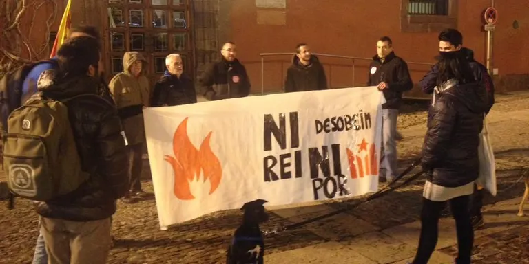 Concentració contra la detenció de manifestants que van cremar retrats del rei d'Espanya