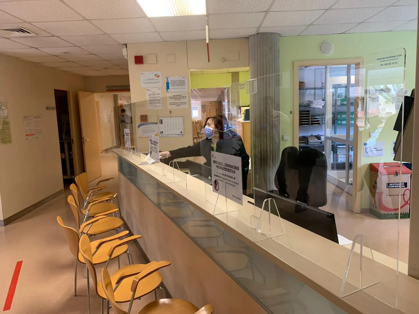 Un empresari d'Olius dota la recepció del Centre Sanitari d'una mampara de protecció