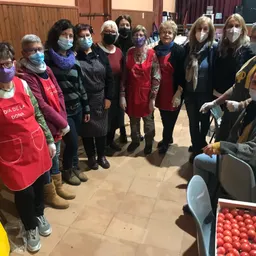 Entrevista “in situ” al “grup de dones” voluntàries mentrestant preparaven el Sopar de la Dona - episode art