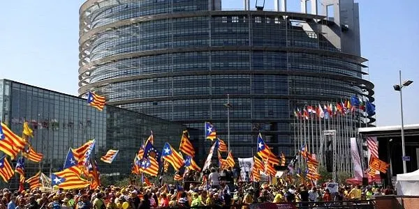 Milers de persones defensen a Estrasburg els drets dels eurodiputats