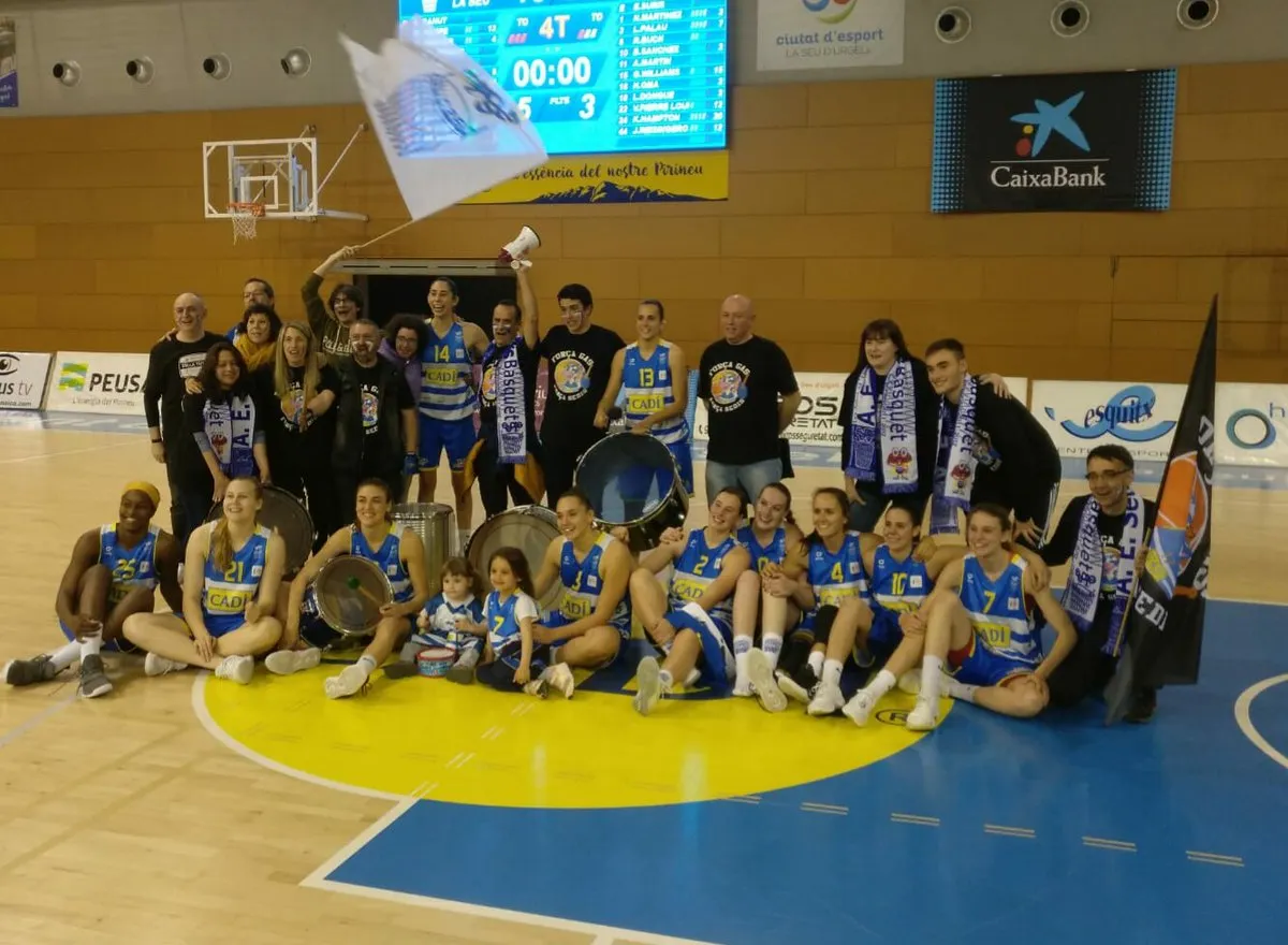Les jugadores del Cadí, amb el grup d'animació (Gas Sedis Bàsquet)