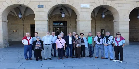 ENTREGA EN IRUN DEL MANIFIESTO DE LA ASOCIACIÓN GUIPUZCOANA DE JUBILADOS Y PENSIONISTAS