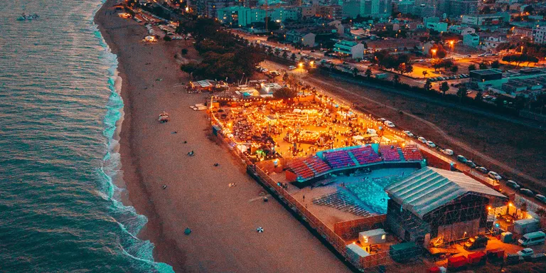 Porta oberta a la celebració d'Arts d'Estiu a la platja de Pineda, després de la reunió d'aquest matí a Barcelona