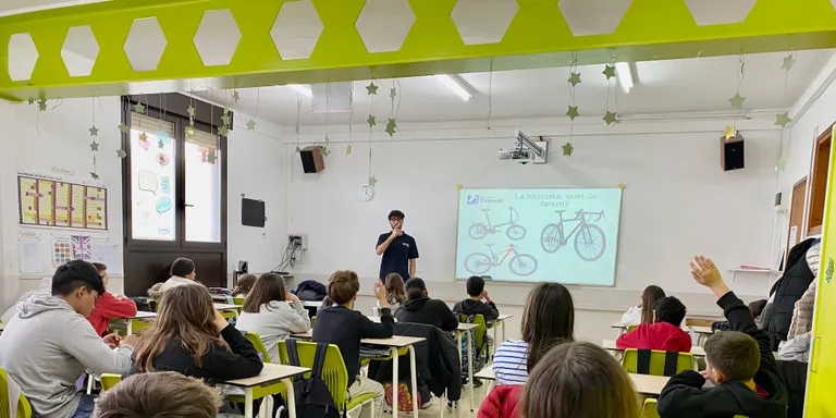 150 alumnes d'ESO de l'Escola Arrels participen a tallers de mobilitat segura