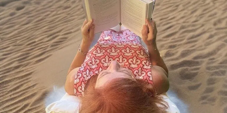 Lectura de novel·la romàntica a l'espai 'Recomana'm un llibre d'estiu'
