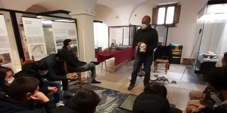 L’IPHES-Cerca mostra als escolars els avenços durant el neolític amb el projecte ‘Descobreix Cambrils’
