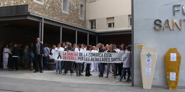 Concentració dels treballadors del Sant Hospital contra l'endarreriment de les nòmines