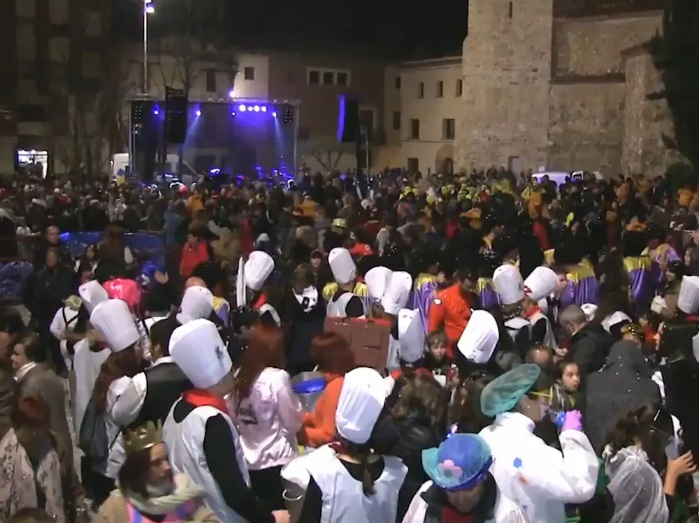 Milers de rubinencs surten al carrer per seguir la rua del Carnaval 2016