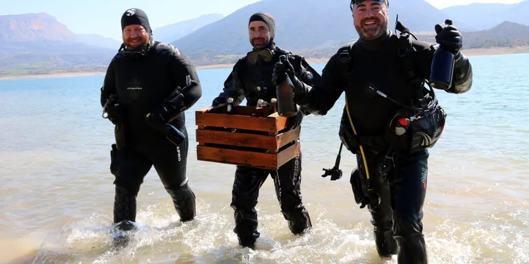 Treuen del pantà de Sant Antoni les ampolles de vi de set cellers del Pallars després de 29 mesos submergides