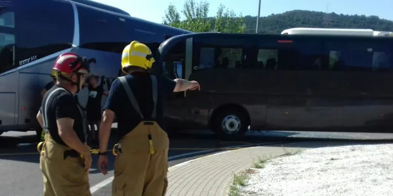 Divuit ferits lleus en una topada entre dos autocars a la C-14 a Ponts