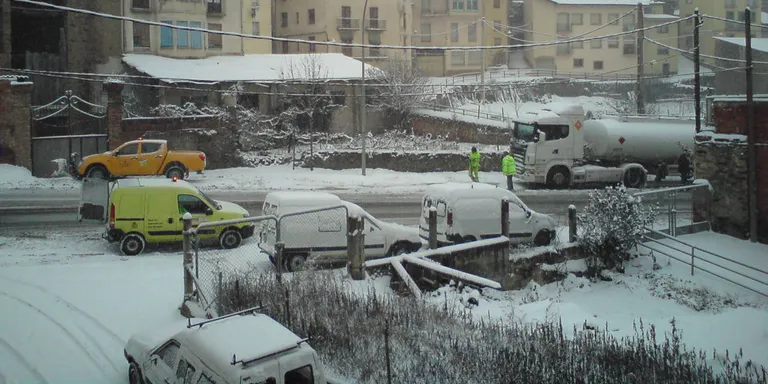 La neu arriba després d'un altre cap de setmana gèlid