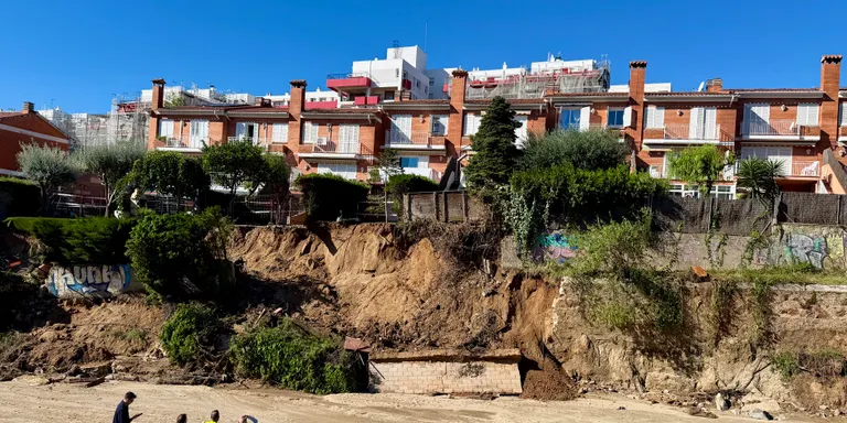 La Generalitat inicia la reparació del mur de la riera que ha fet descalçar els jardins de set cases del Masnou