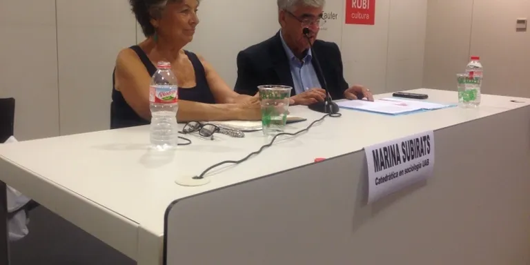 Una trentena de rubinencs, a la conferència sobre el Maig del 68 de la Biblioteca