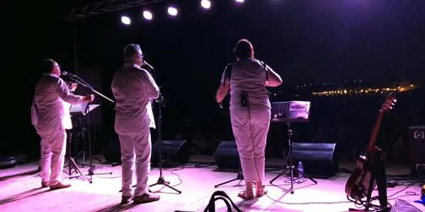 La platja d’Altafulla es vesteix de blanc per cantar havaneres
