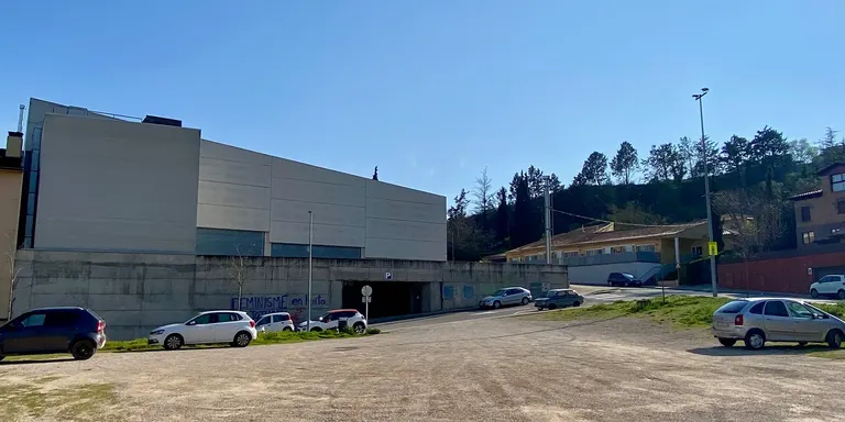 Un grup de veïns de l’entorn de la sala polivalent demanen a l’Ajuntament que aturi la construcció de pisos socials a la zona