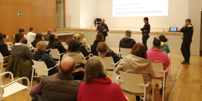 Els Mossos i la Policia Local donen consells de seguretat als comerciants