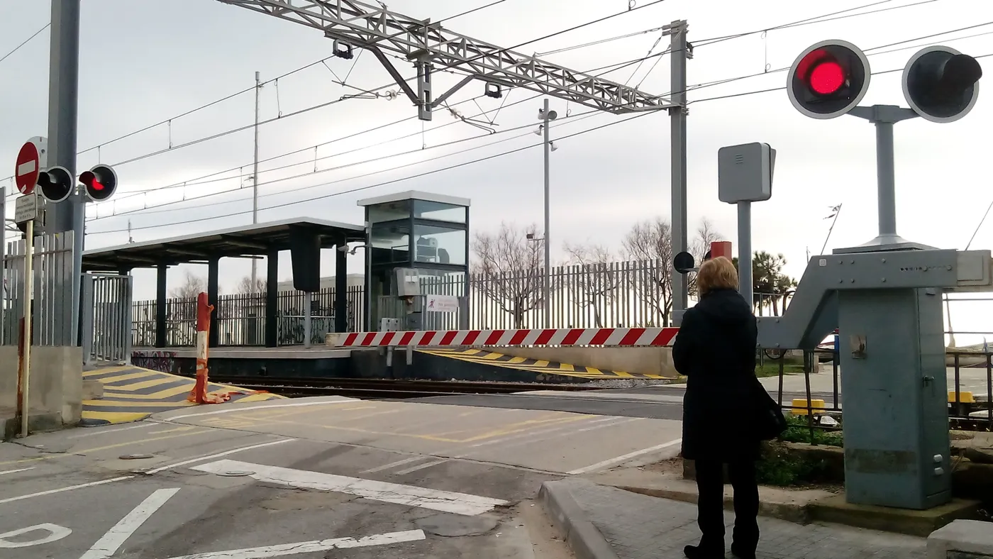 Adif planteja suprimir el pas a nivell de l'Estació de Tren de Pineda