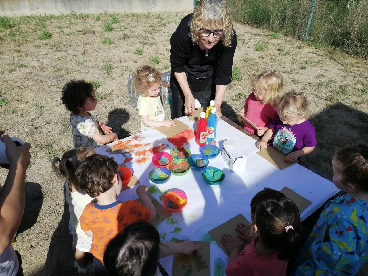 La pintora Gemma Felip visita la llar d’infants municipal Maria Dolors Medina de Cambrils