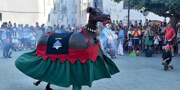 Torredembarra celebra el plat fort de la Festa del Quadre de Santa Rosalia