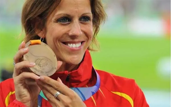 L’atleta tarragonina Natalia Rodríguez rep la medalla al mèrit esportiu