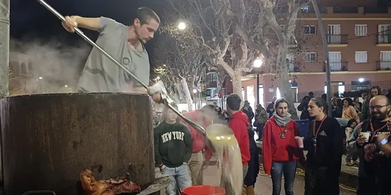 Es reparteixen entre 800 i 900 racions d'escudella de recapte