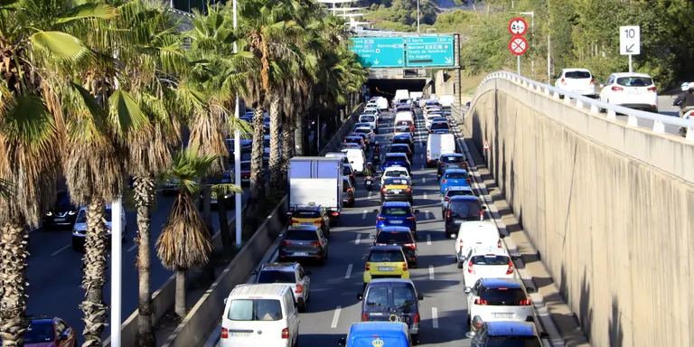 Embussos a l'AP-7 i retencions en algunes vies causades per accidents en l'operació sortida del pont del Pilar