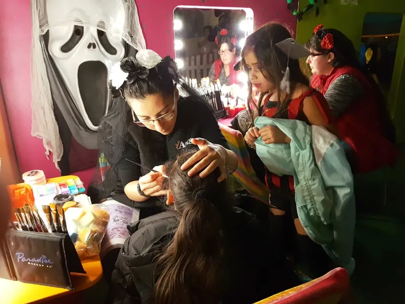 Un dels tallers de maquillatge de la festa de Halloween del Pinar