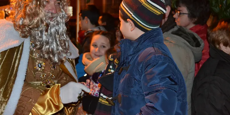 Arriba la Cavalcada de Reis per repartir la il·lusió de petits i grans