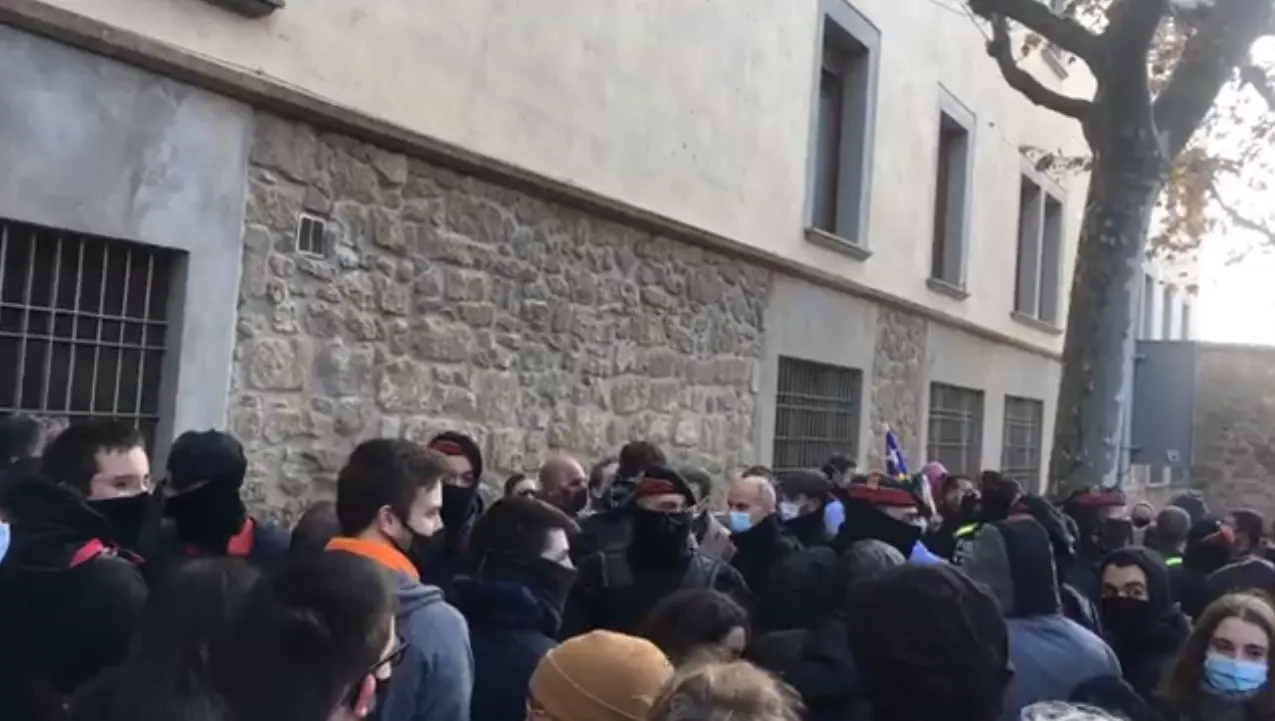 Una setantena de persones es manifesten a Solsona contra la presència de Vox a la ciutat