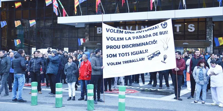 Protesta d'empleats del Punt de Trobada per reclamar millores en els accessos