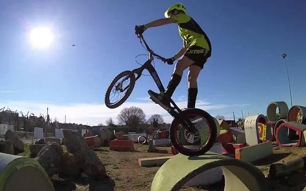 Els pilots del Club Biketrial Costa Daurada Torredembarra disputen la primera prova de la temporada 2015