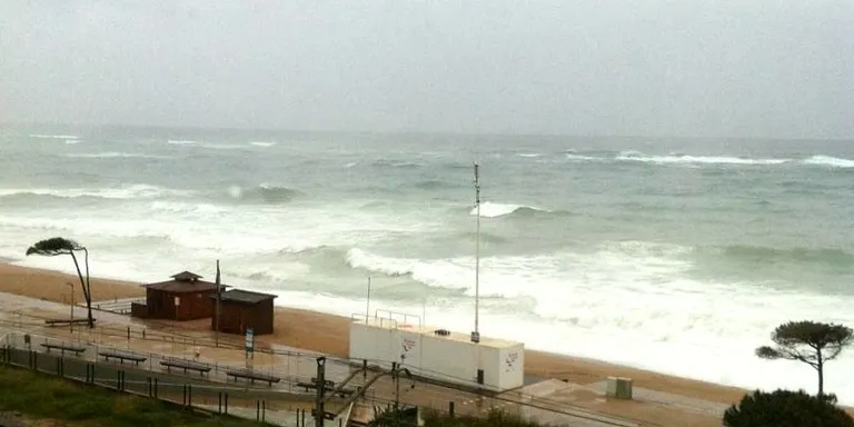El temporal de mar arriba al passeig i a les guinguetes