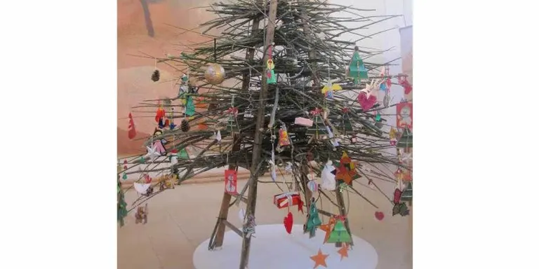 Els escolars d'Agramunt decoren l'Arbre de Nadal de Guinovart
