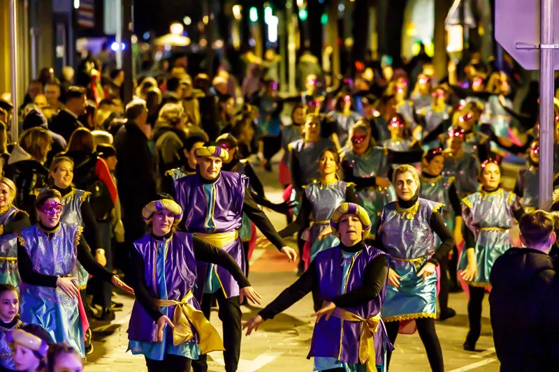 Més d'un miler de participants i centenars de persones desfilen per Caldes seguint la rua de Carnaval