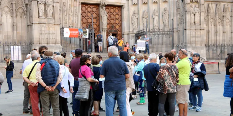 Barcelona acorda amb els guies turístics reduir grups, impulsar sistemes de radioguia i redefinir itineraris