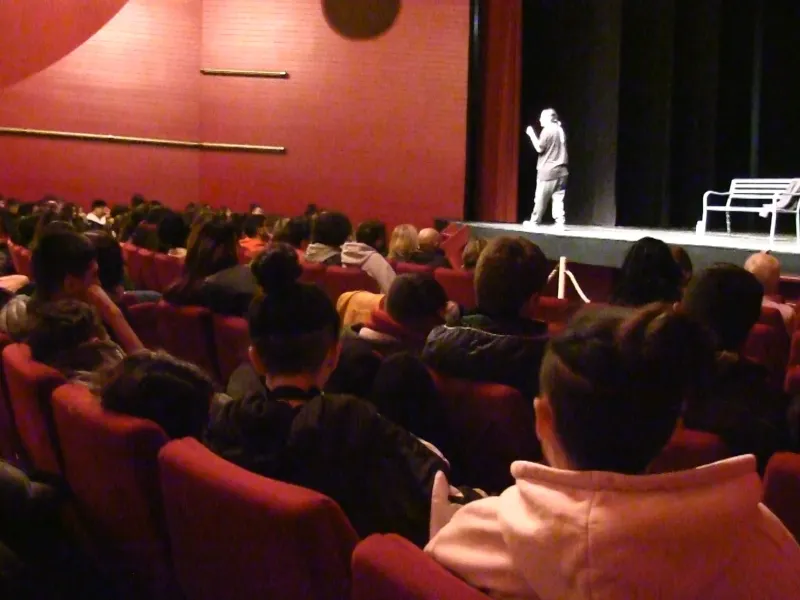 Els joves rubinencs aprenen sobre la violència de gènere amb No solo duelen los golpes